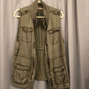 Utility Vest with Multiple Pockets